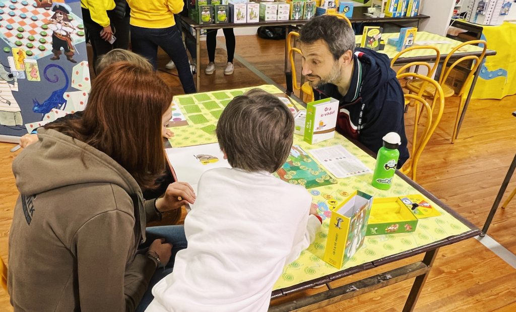 Play 2025 - foto dell'edizione 2024 che mostra una famiglia intorno a un tavolo da gioco